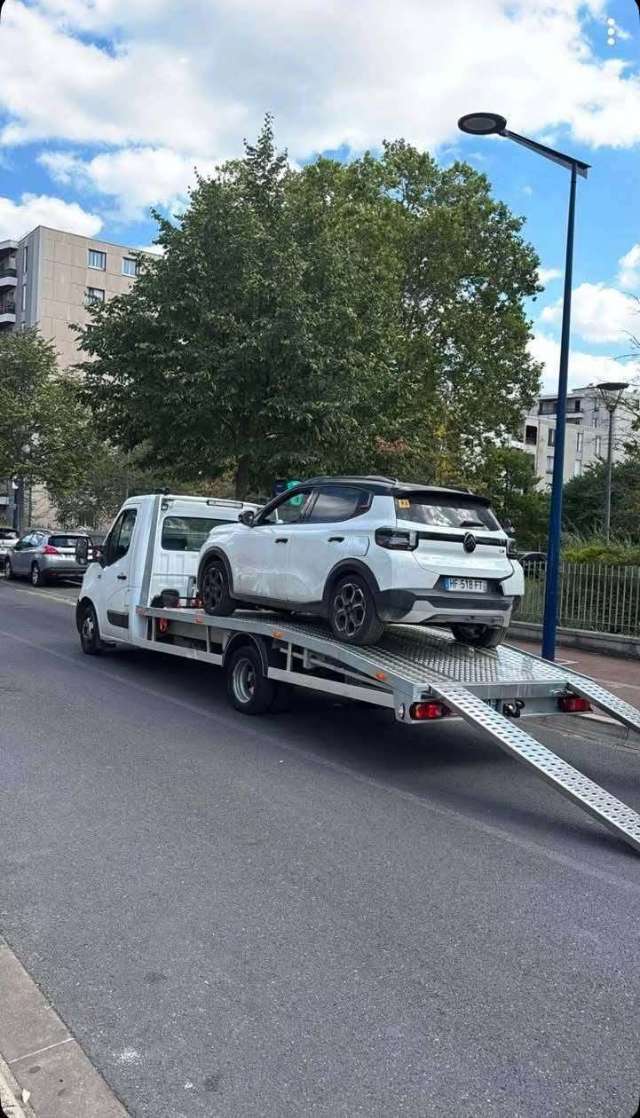 Camion plateau Dépanneur24 chargeant une Citroën C3 lors d'un remorquage en Île-de-France